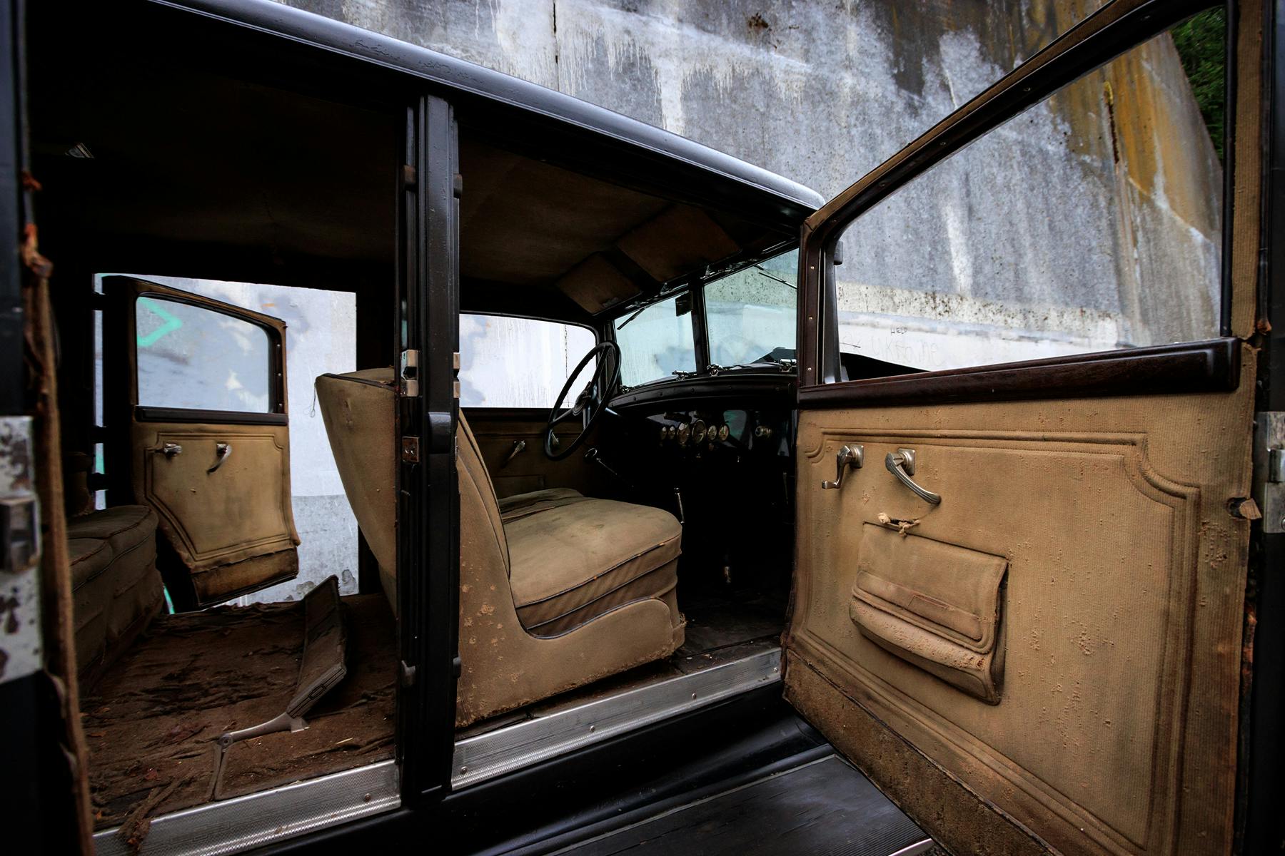 1931 Chrysler Imperial interior front door open