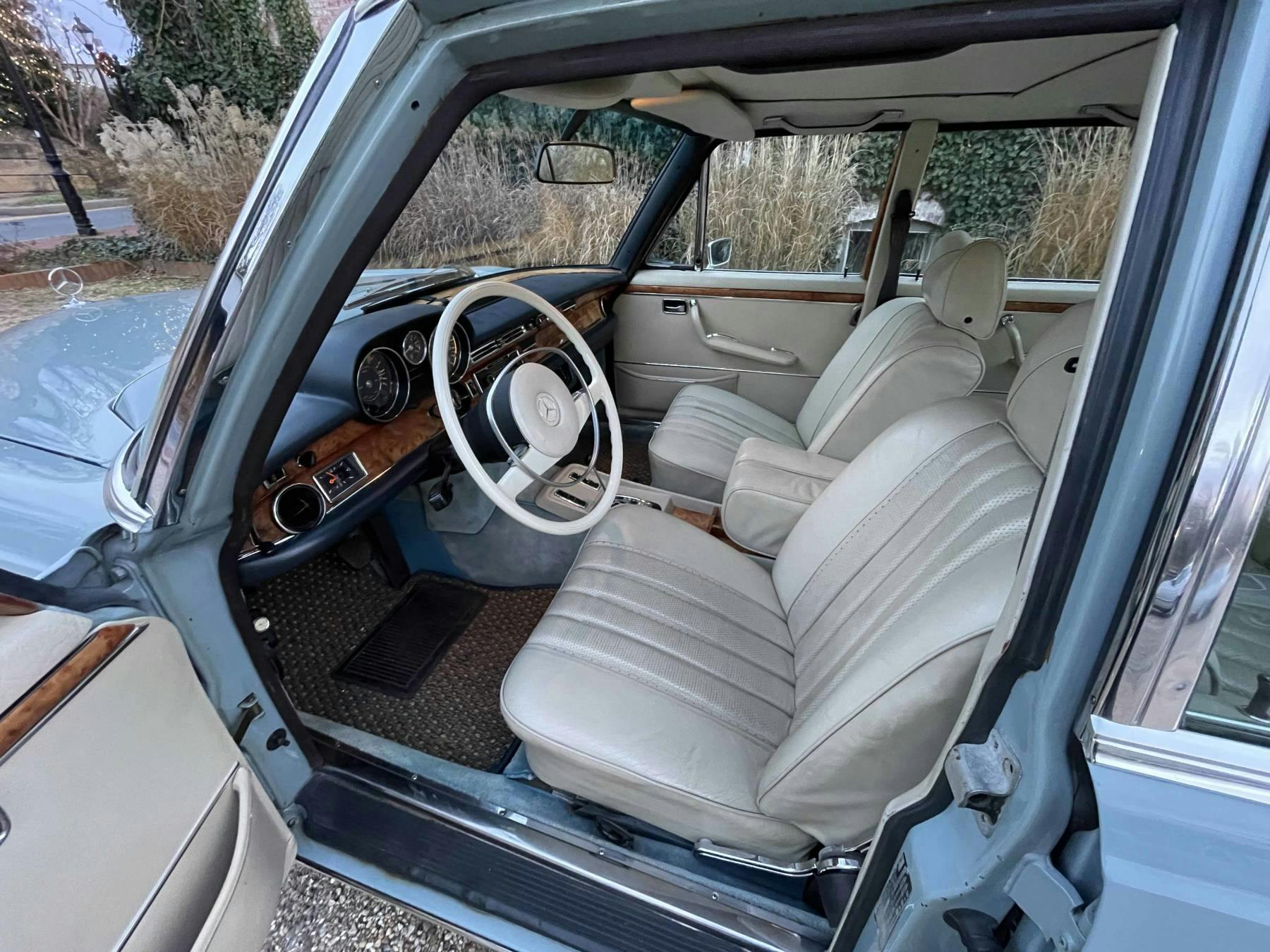 Mercedes 300 SEL 6.3 interior