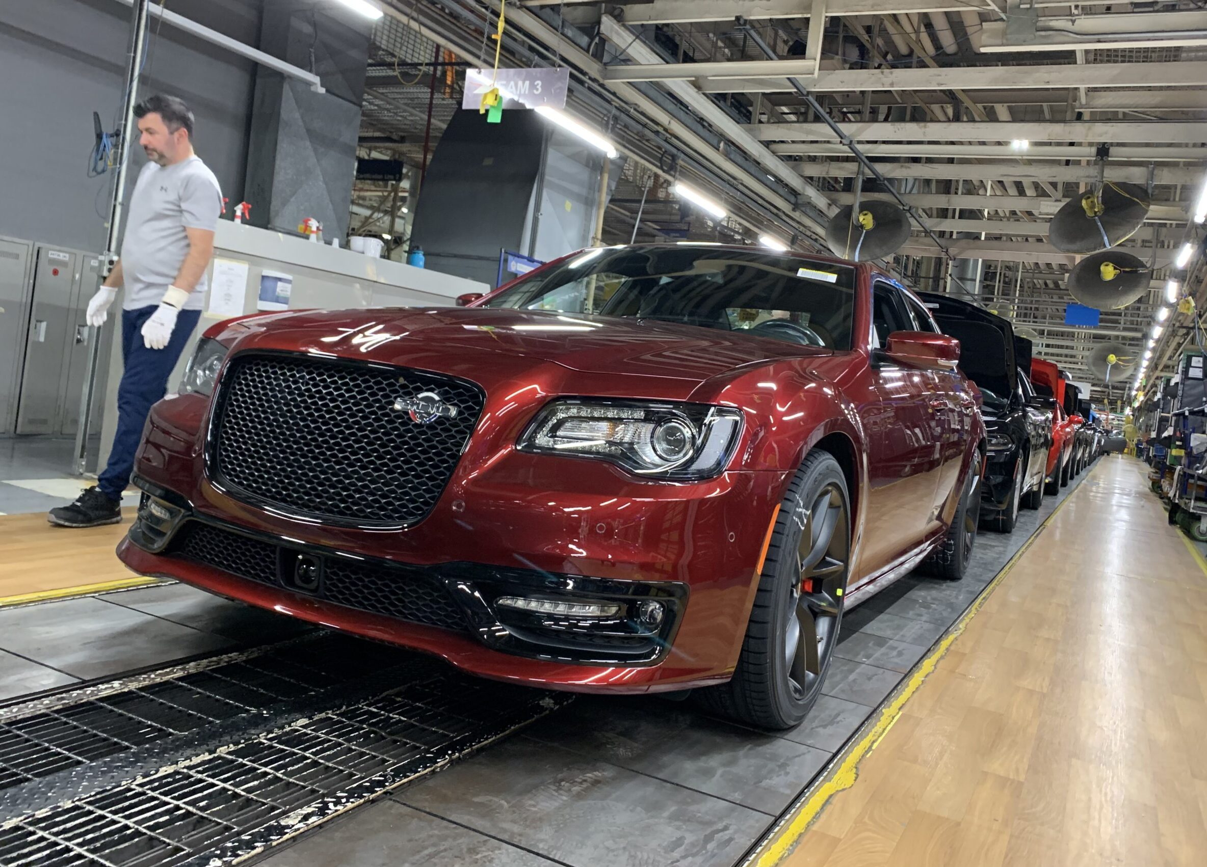 Chrysler 300C Hemi 、M5、3シリーズ Chrysler just built the last Hemi-powered 300C - Hagerty Media