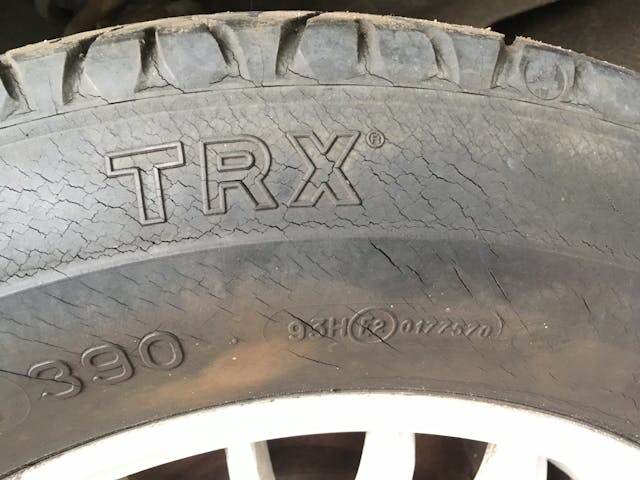 Lama BMW tire crack rot