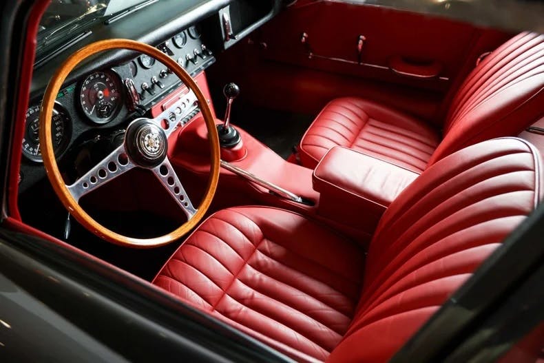 1965-jaguar-e-type interior