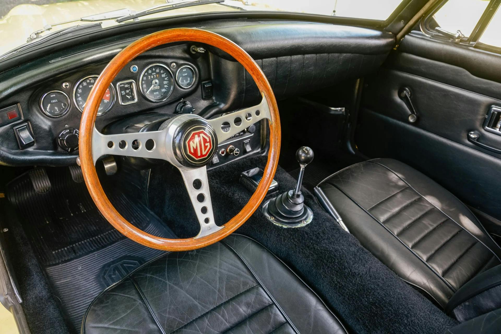 1969-mg-mgc-gt interior leather