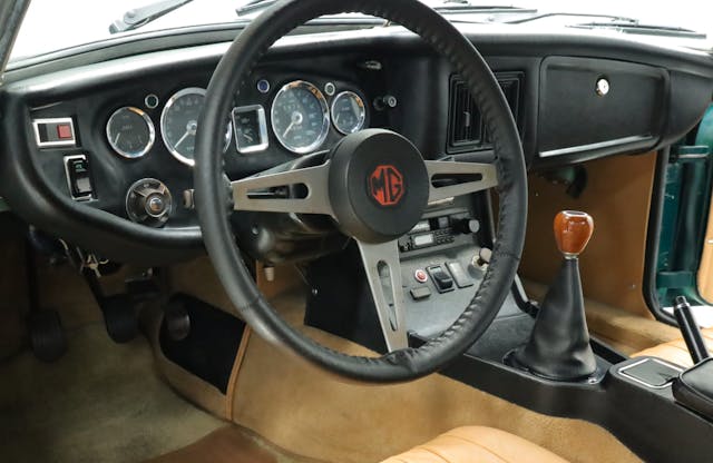 MG interior steering wheel shifter