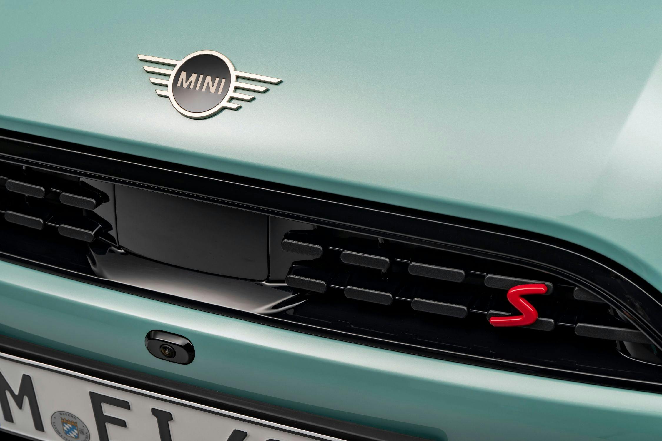 2025 Mini Cooper S exterior grill detail and badges