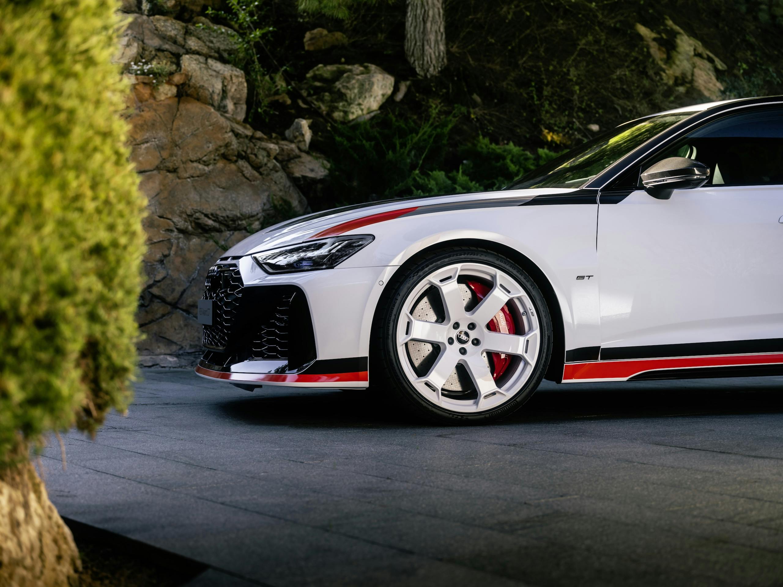 Audi RS 6 Avant GT front end side view