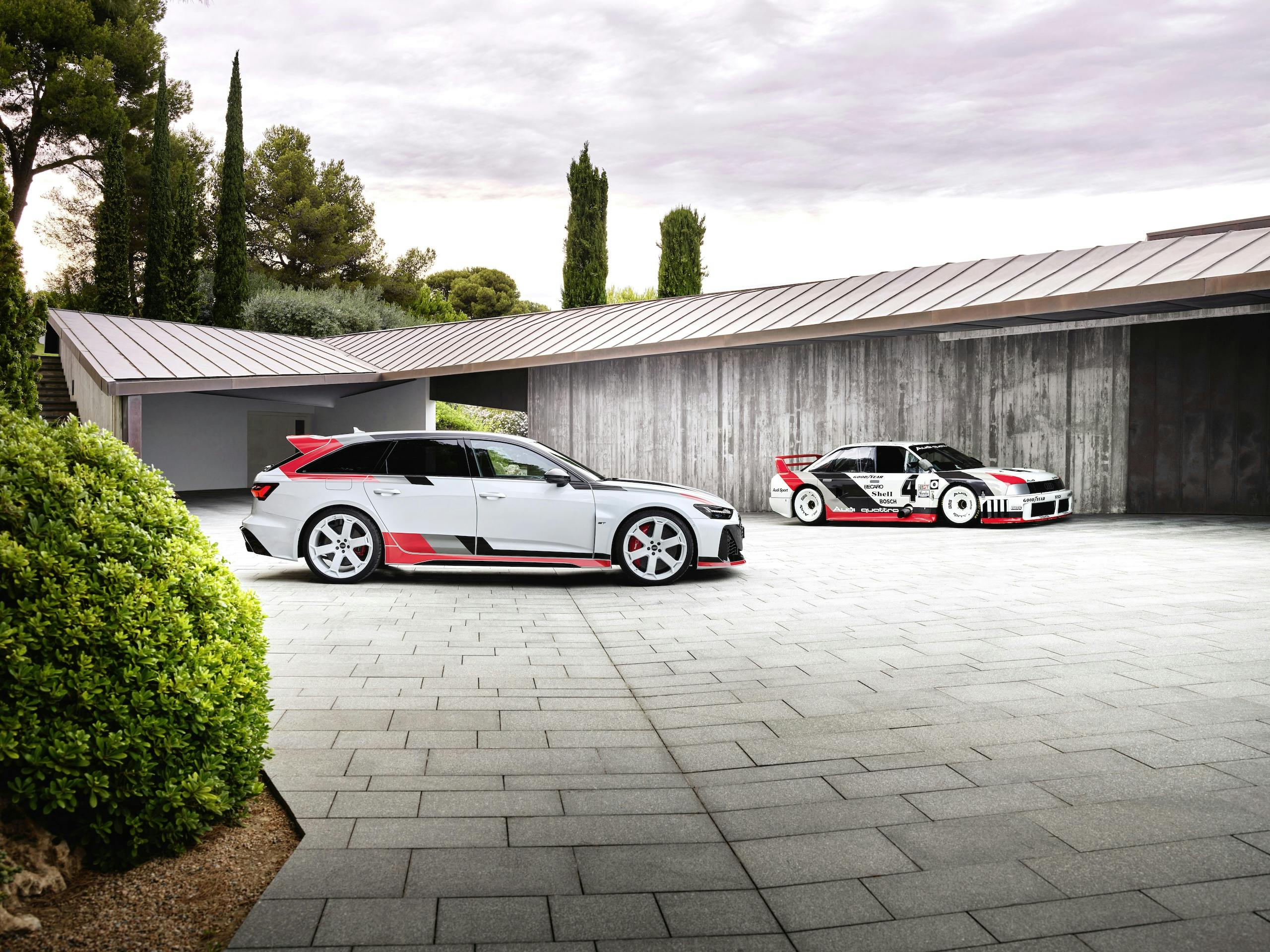 Audi RS 6 Avant GT with RS 6 GTO concept car group sides driveway