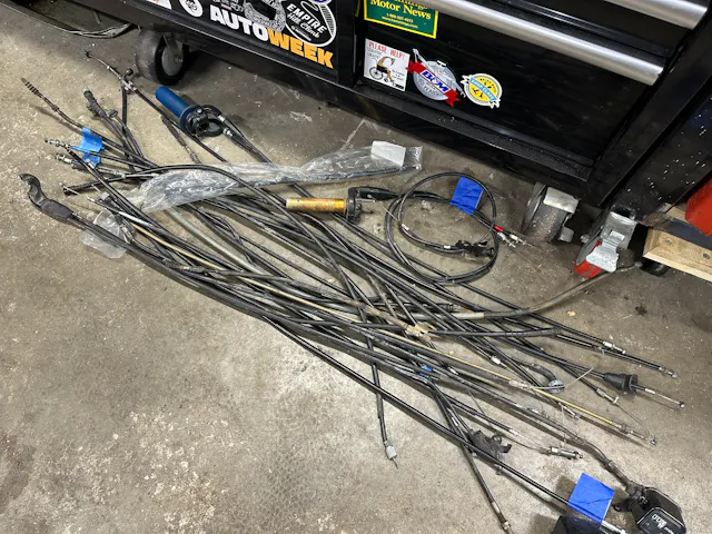 Kablovi za motocikle na podu garaže