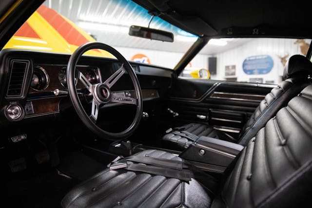 Autorama Oldsmobile 4-4-2 interior