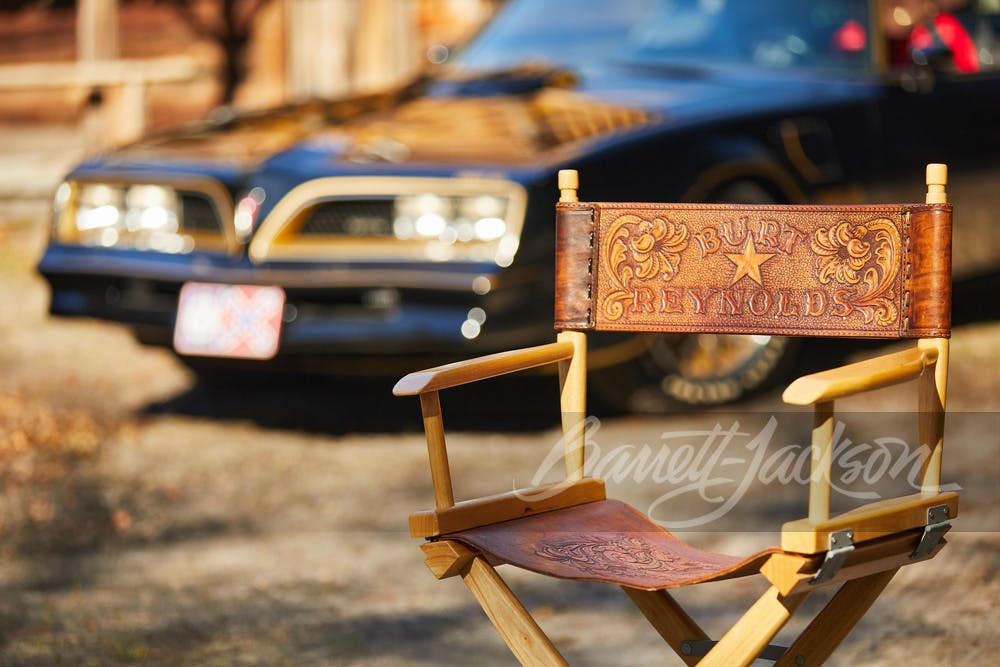 Burt-Reynolds-1977-Pontiac-Firebird-Trans-Am-leather film set chair