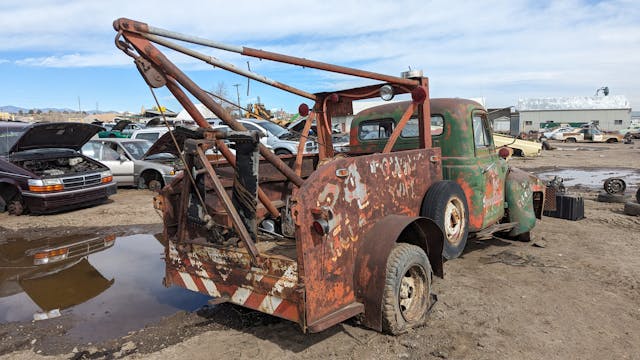 Towing - Final Parking Space: 1952 International L-130 Tow Truck
