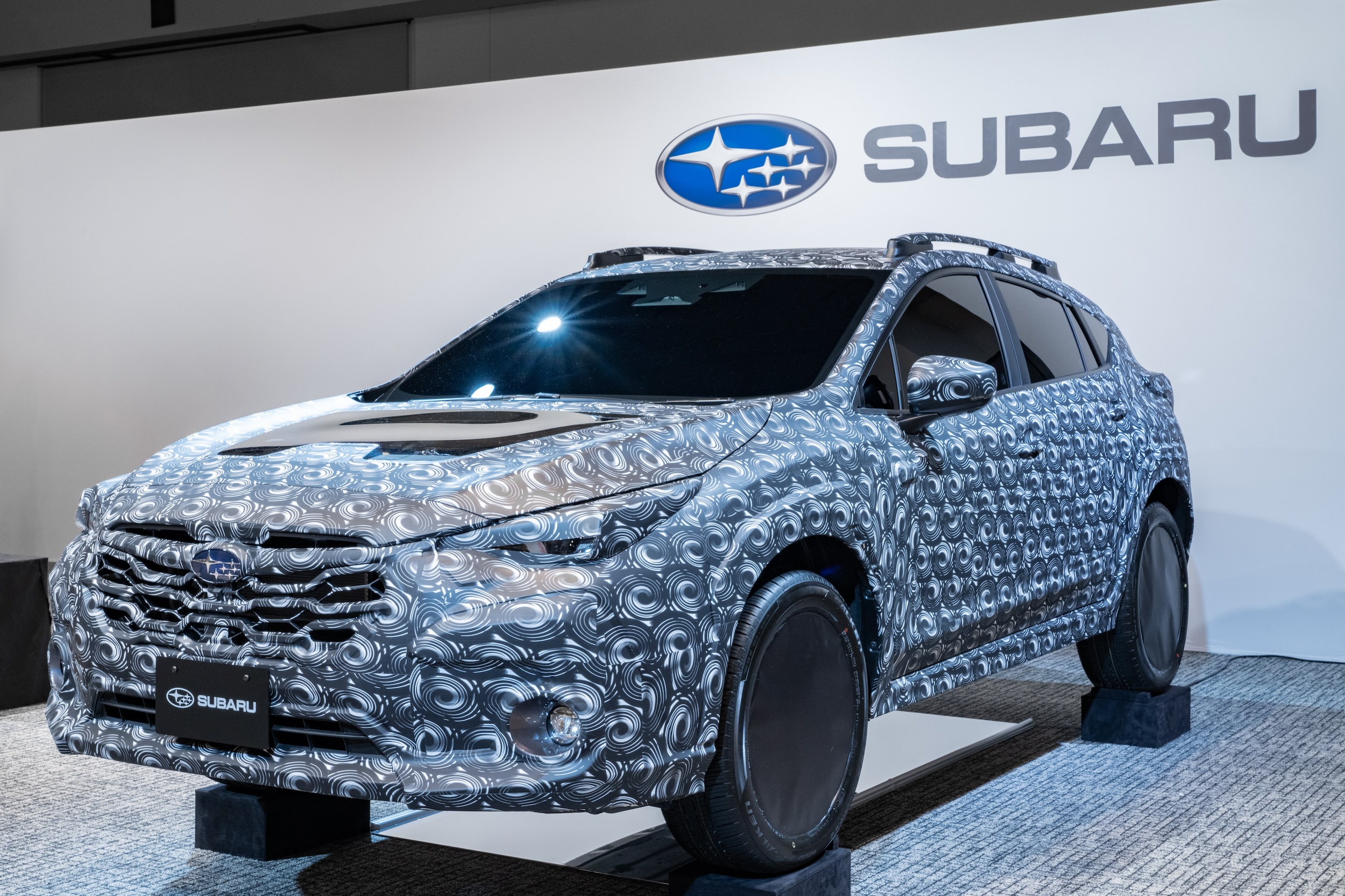 camuflagem subaru crosstrek frente três quartos