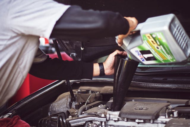 mechanic oil change mobil 1