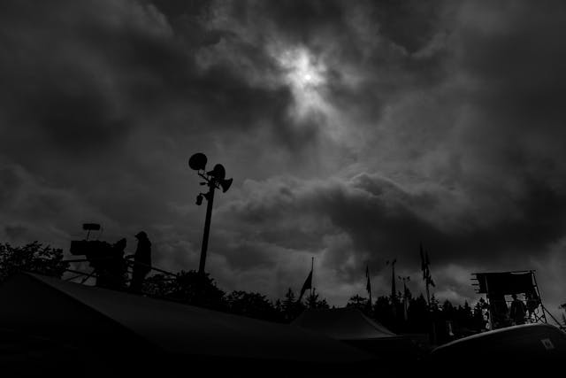 2024 Nürburgring 24 Horas Céu Preto e Branco Enluarado