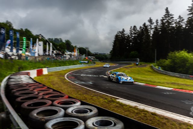 2024 Nurburgring 24 Horas Porsche em curva ampla