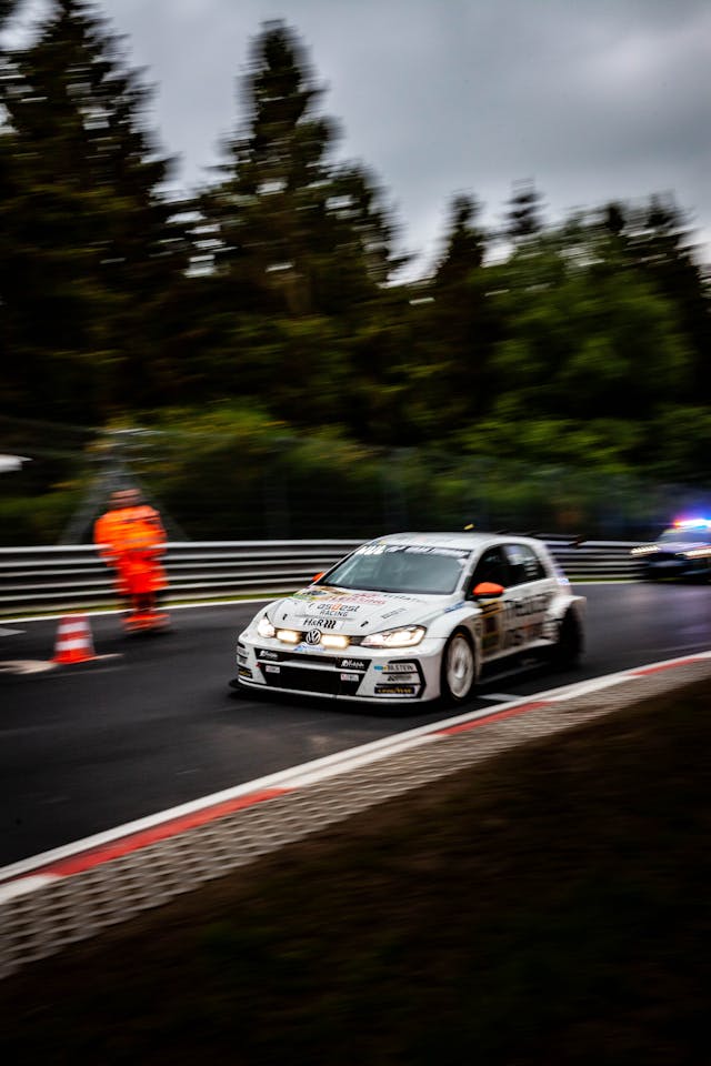 2024 Nürburgring 24 Horas de Corrida VW GTI Truck Crew Condução Vertical