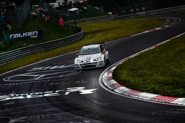 Entrada na curva VW GTI das 24 Horas de Nürburgring 2024