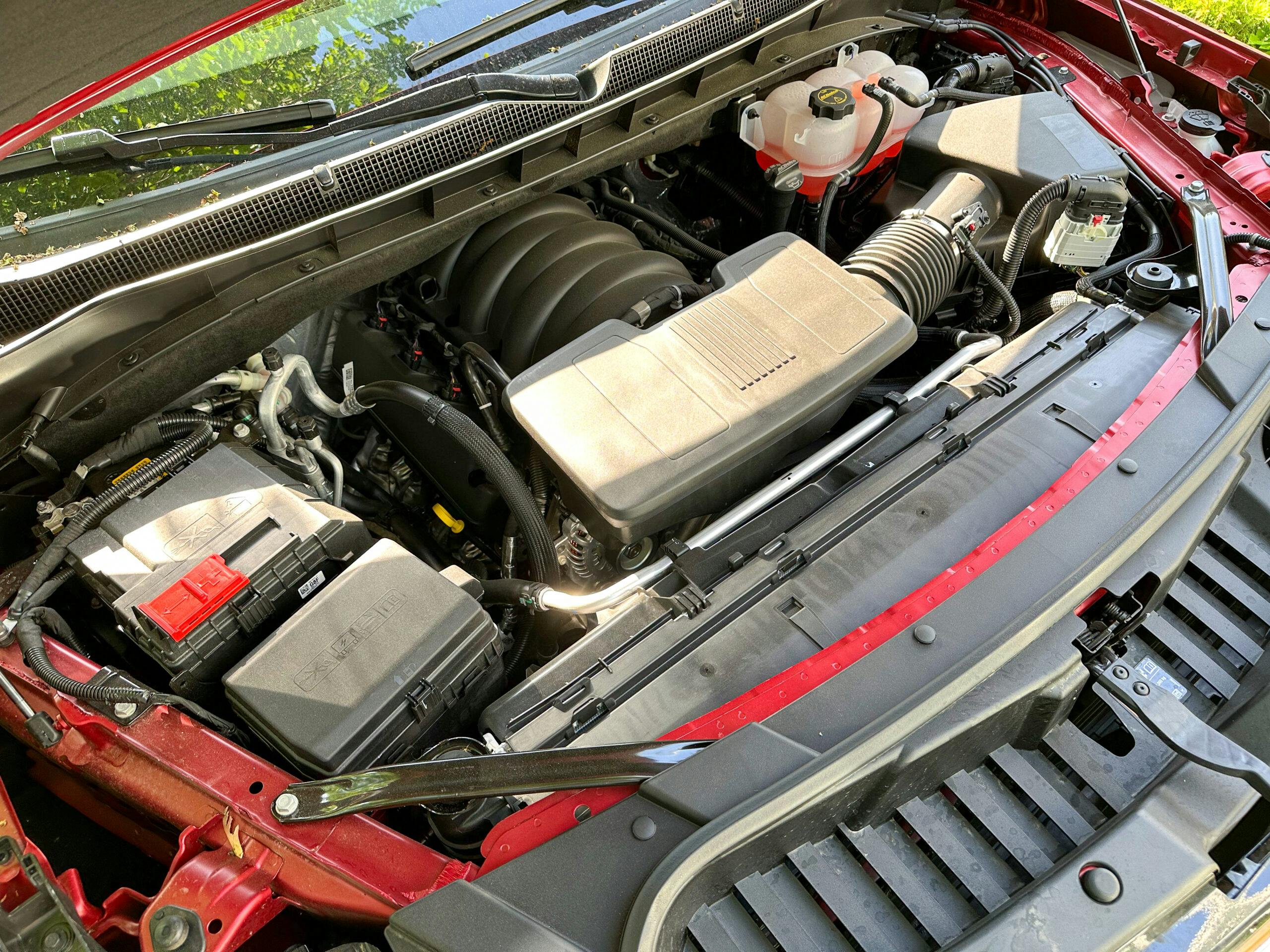 2024 Chevrolet Suburban High Country 6.2 V-8 engine v8