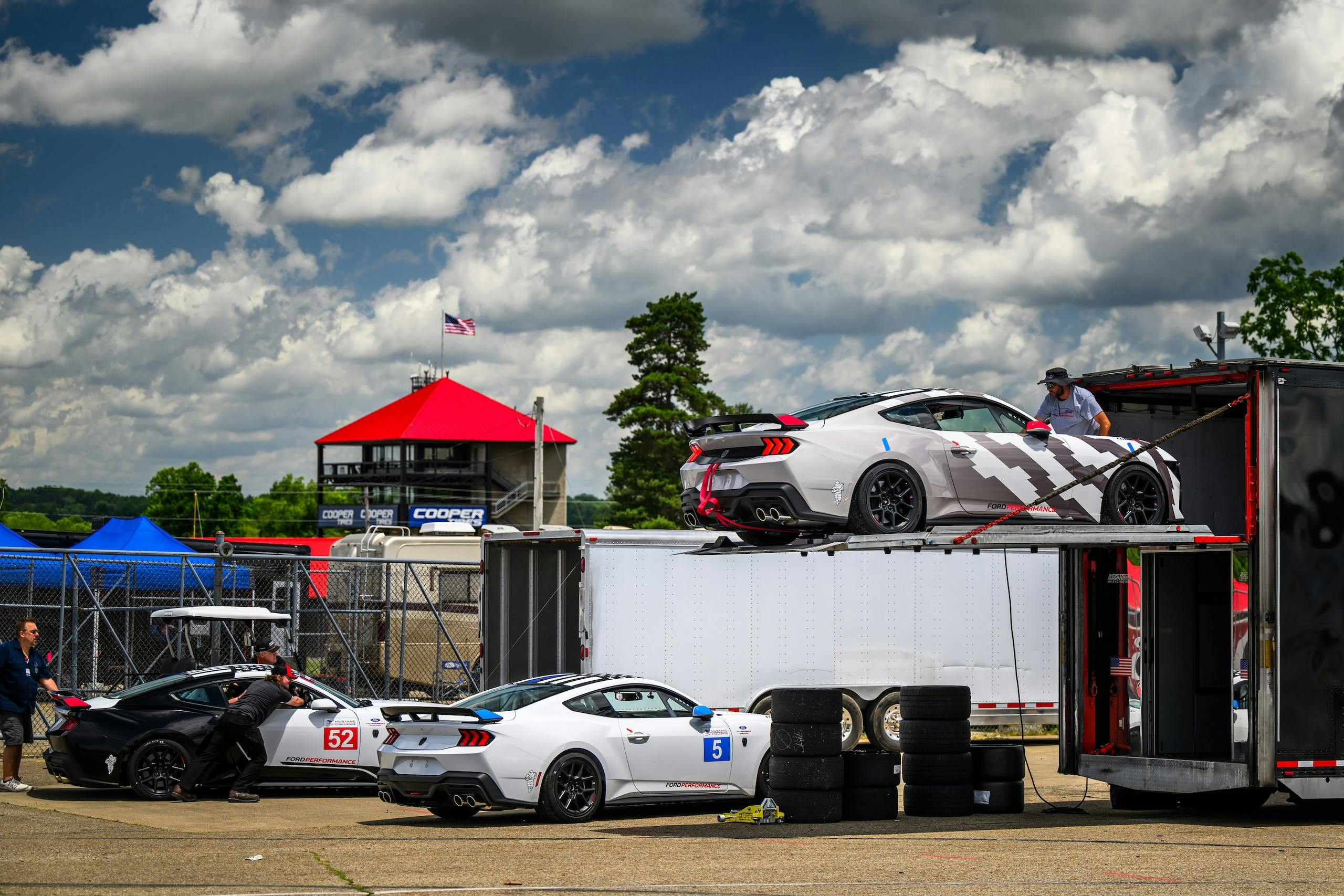 Mustang Challenge Mid unloading cars