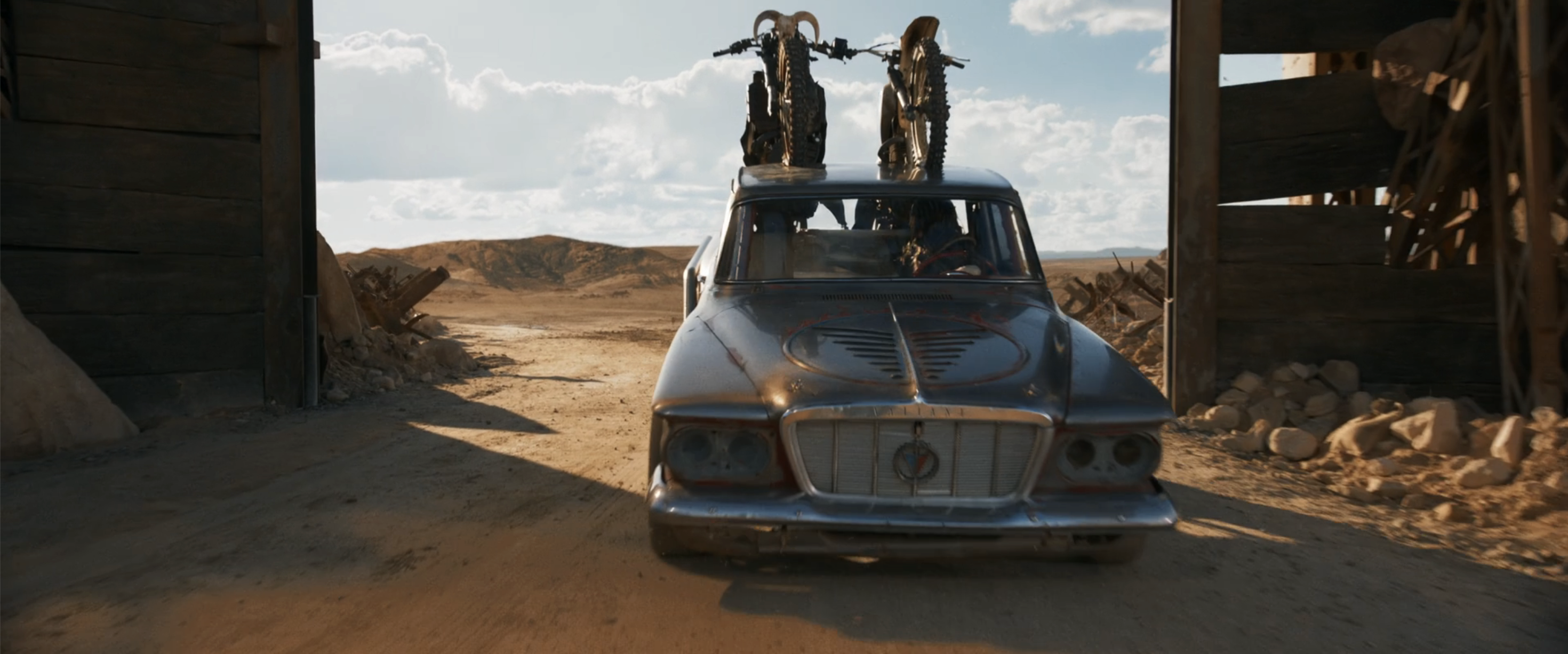 Furiosa Film Cars Valiant gasser enters gates