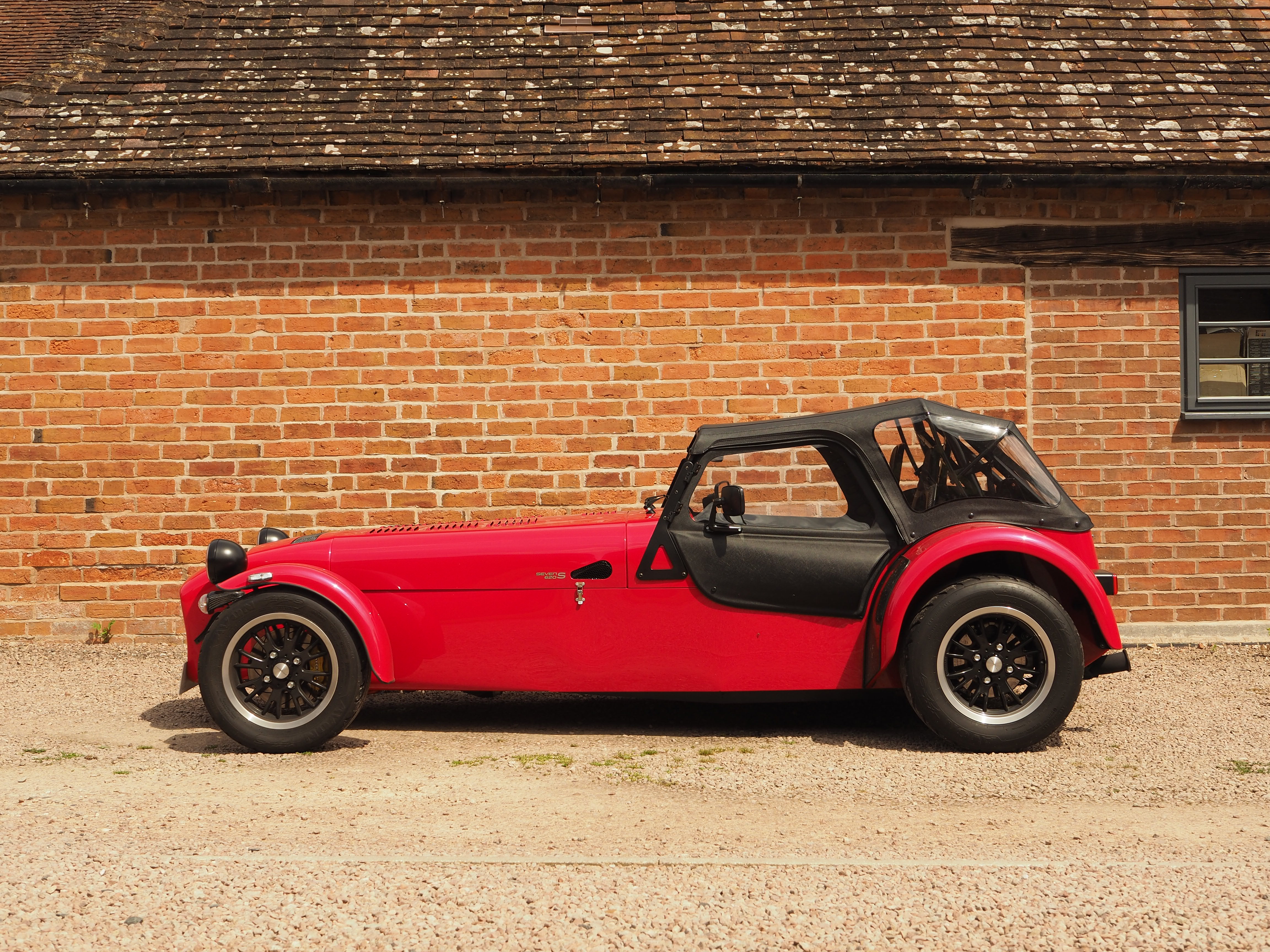 CATERHAM レッドヘッドレスト 2個セット ヘッドレスト・Sタイプシート用・レザー・レッド・CATERHAM ロゴ型押し