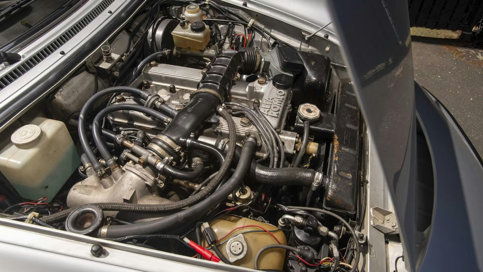 1986 Alfa Romeo Quadrifoglio Spider engine