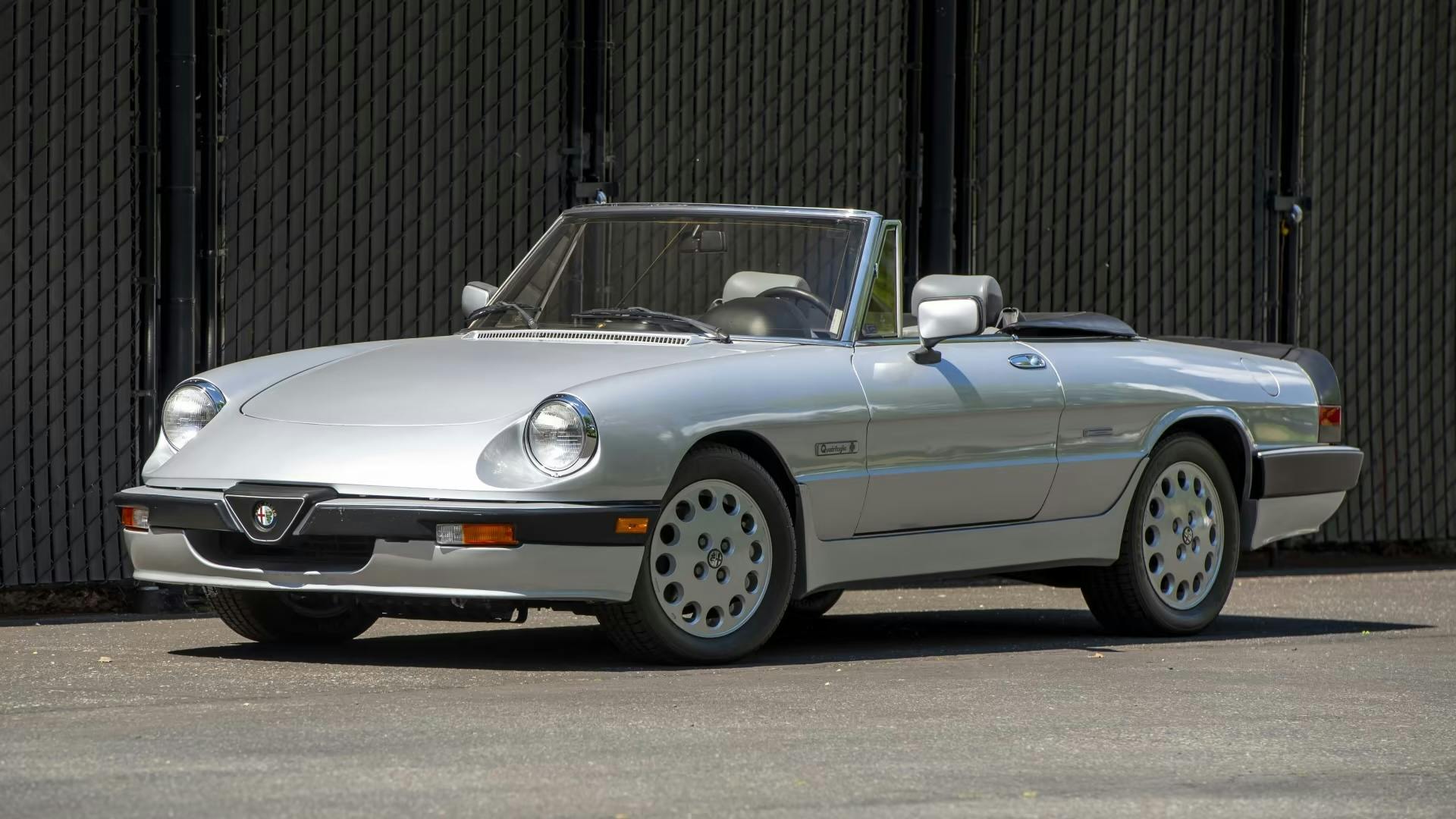 1986 Alfa Romeo Quadrifoglio Spider front