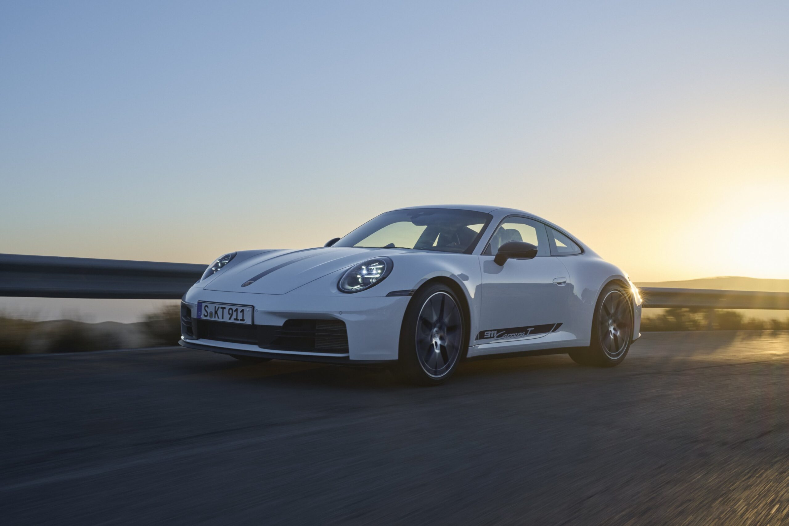 2025_Porsche_911_Carrera_T_Cou