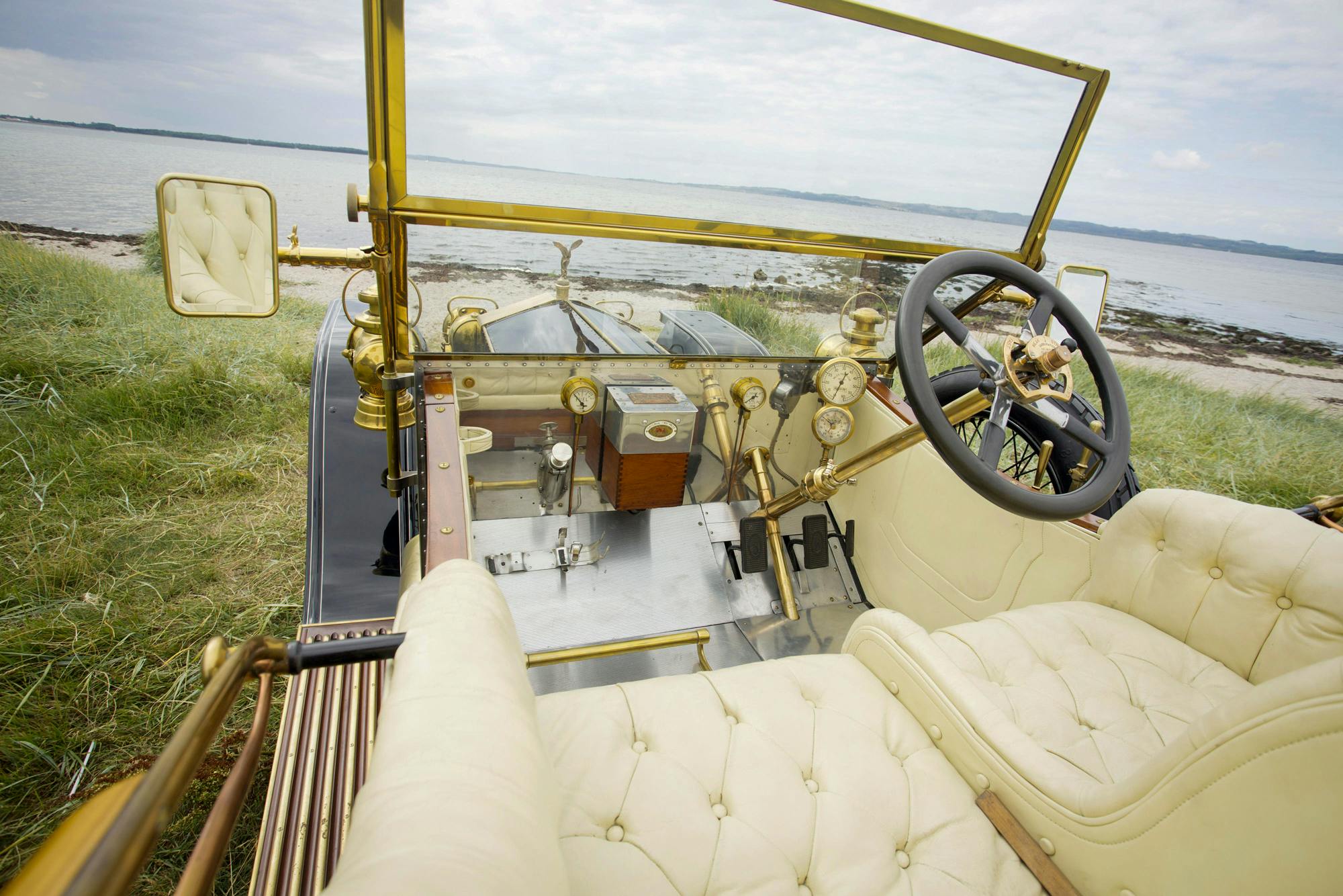 1910-Rolls-Royce-Balloon-Car interior