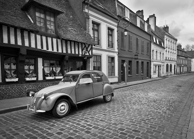 Citroen 2CV southern french street
