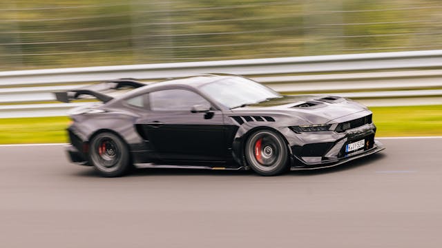 Ford-Mustang-GTD side pan