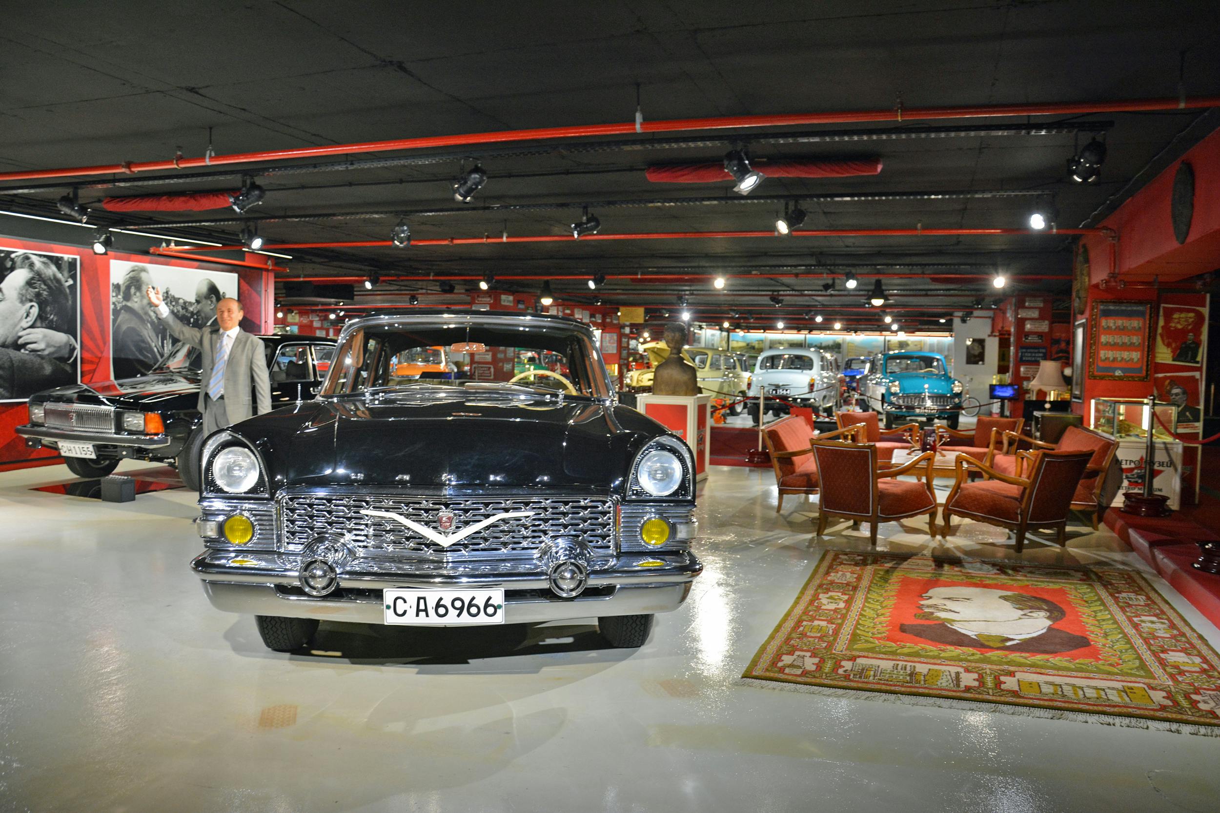 GAZ-13 Chaika front varna museum