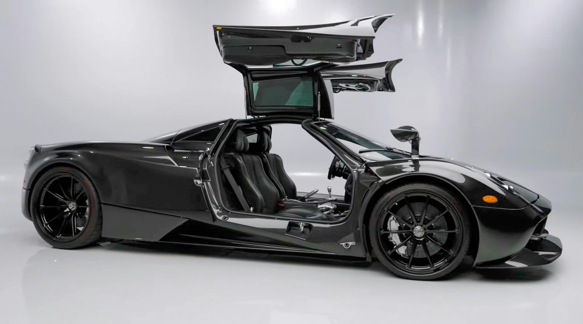 Pagani-Huayra-side-door-open