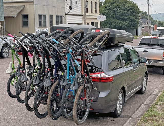 Toyota Sienna carrying a lot of bikes