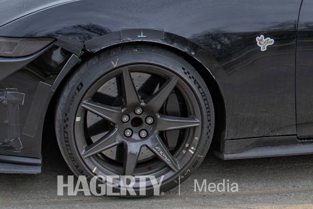 Mustang GT500 mule spy image camo wheel tire