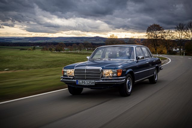Mercedes-Benz 350SE front 3/4 driving