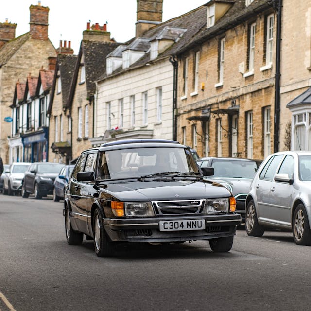 Saab 900 Turbo 16S city driving