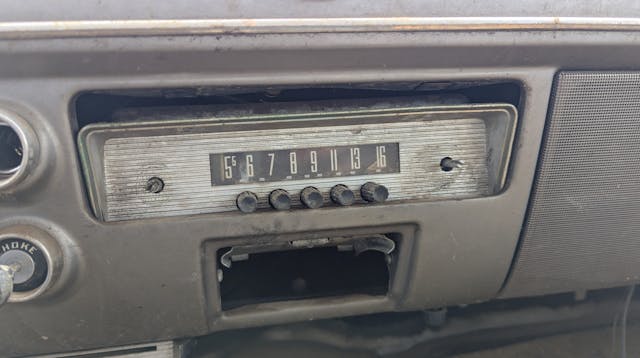 1952 Ford Customline Six Fordor Sedan radio