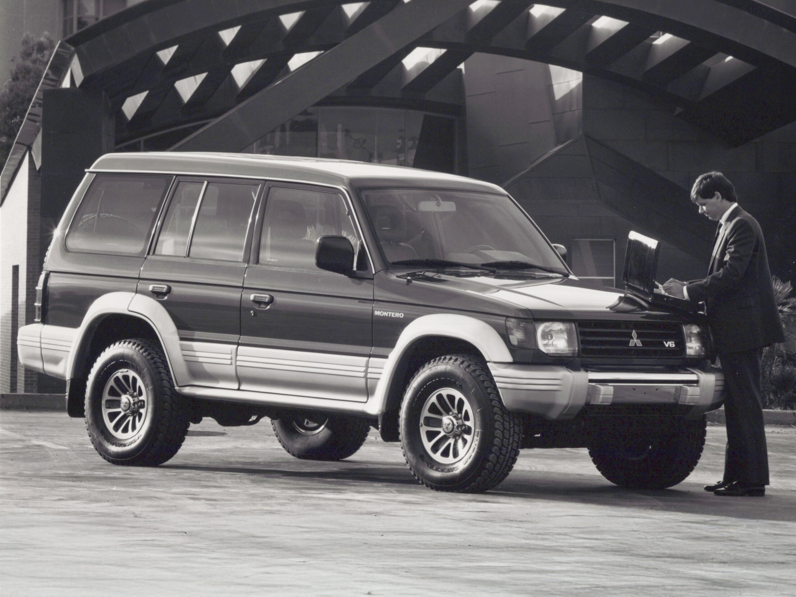 1992-Mitsubishi-Ganz-lead-