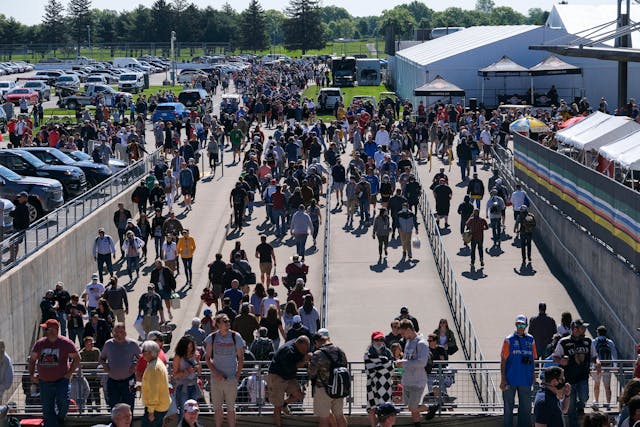 Indy-500-Fans entering stands
