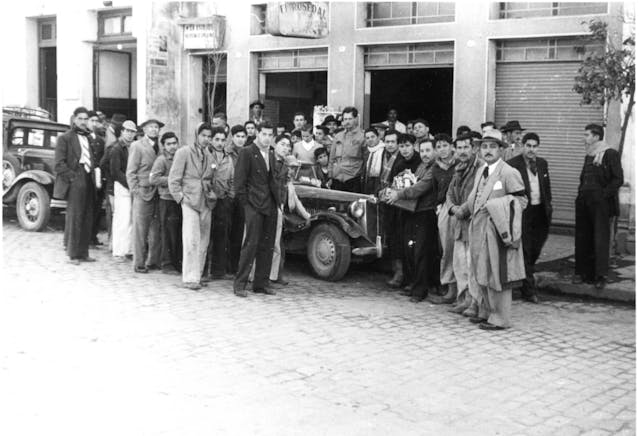 MG Rio Road Trip car surrounded by people