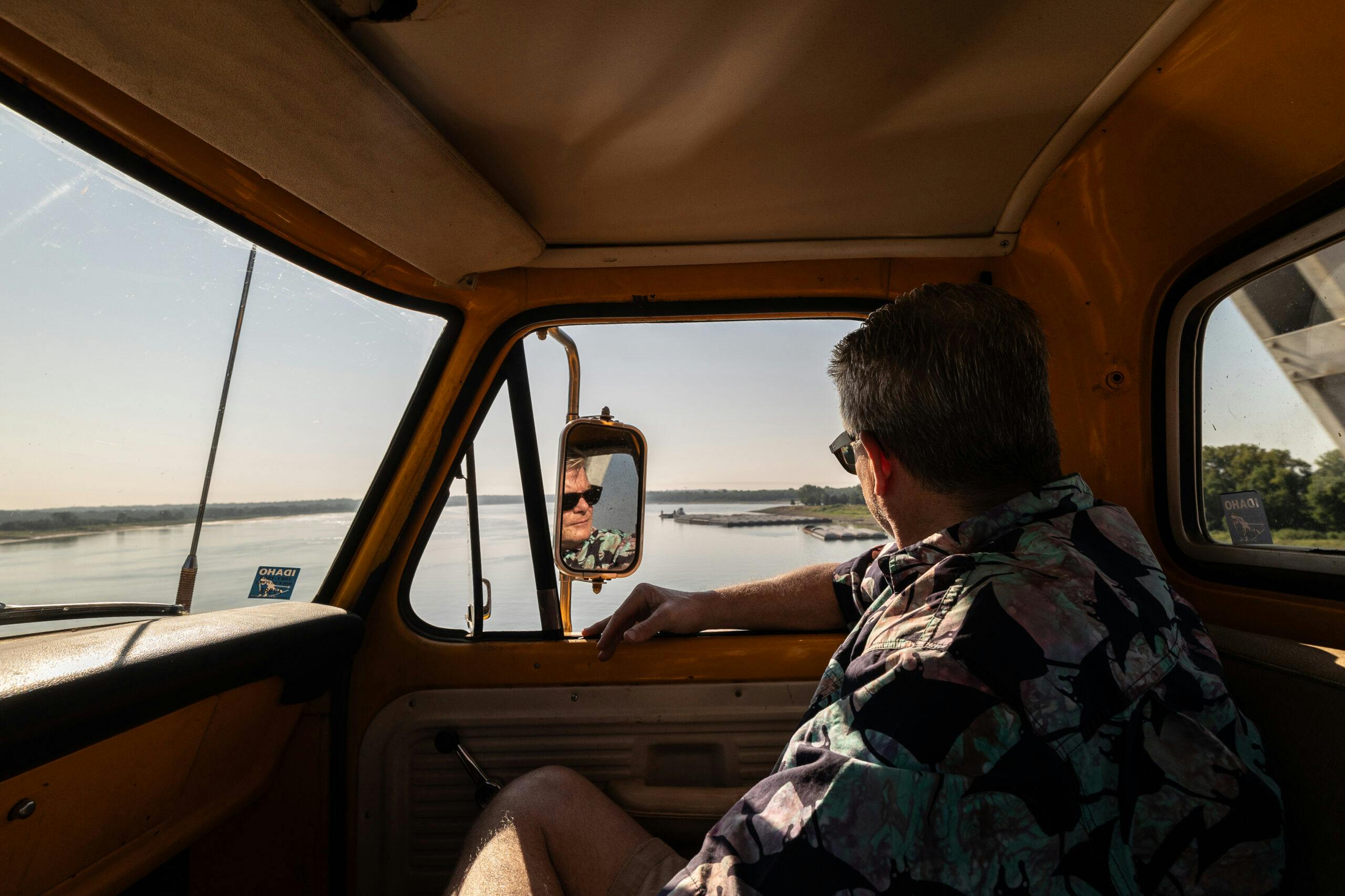 1971 Ford Pickup crossing mississippi river Roadtrip Bowman father son