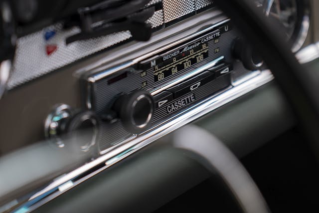 1970 Mercedes-Benz 280SL Pagoda radio