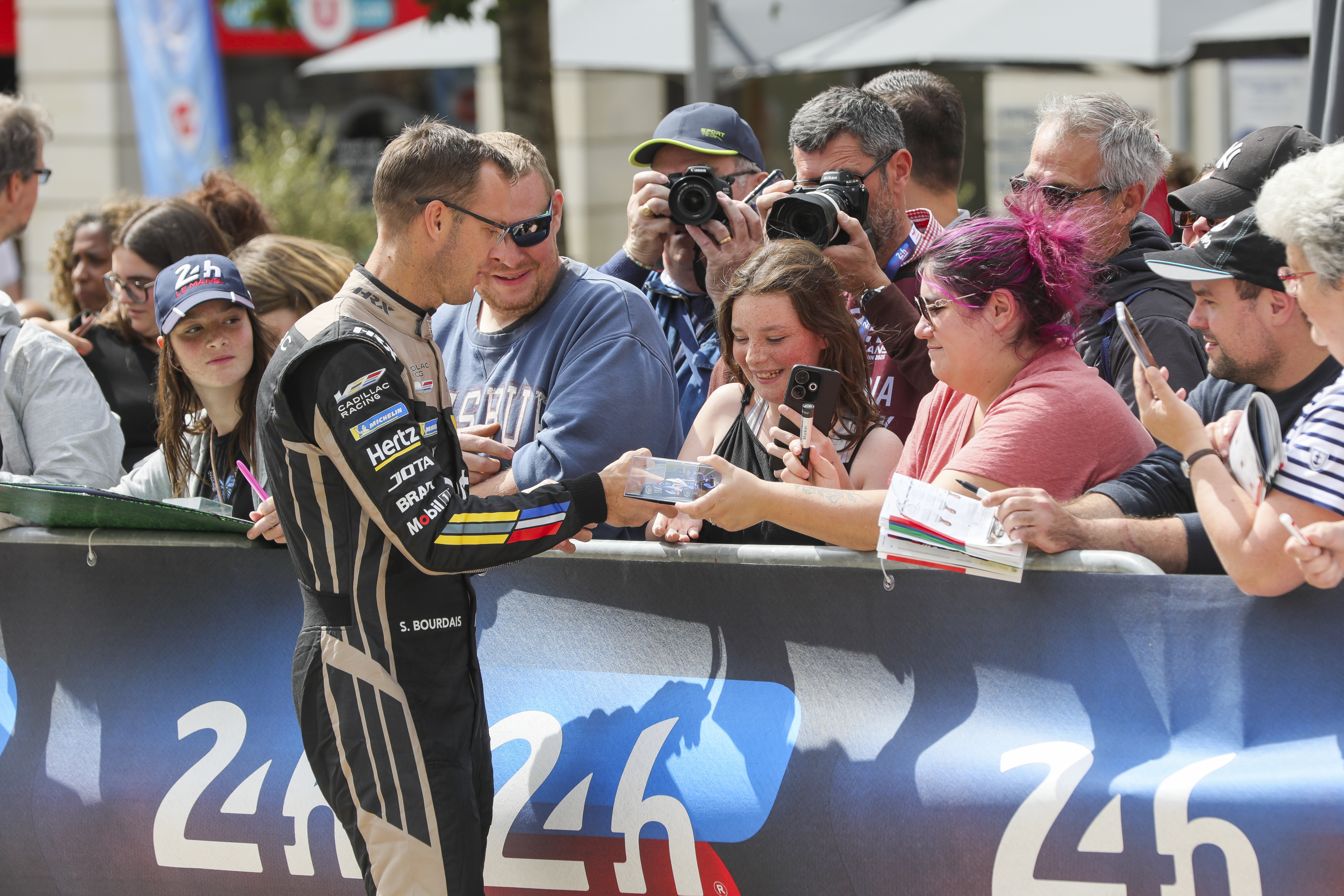 Sébastien Bourdais signing autographs le mans practice