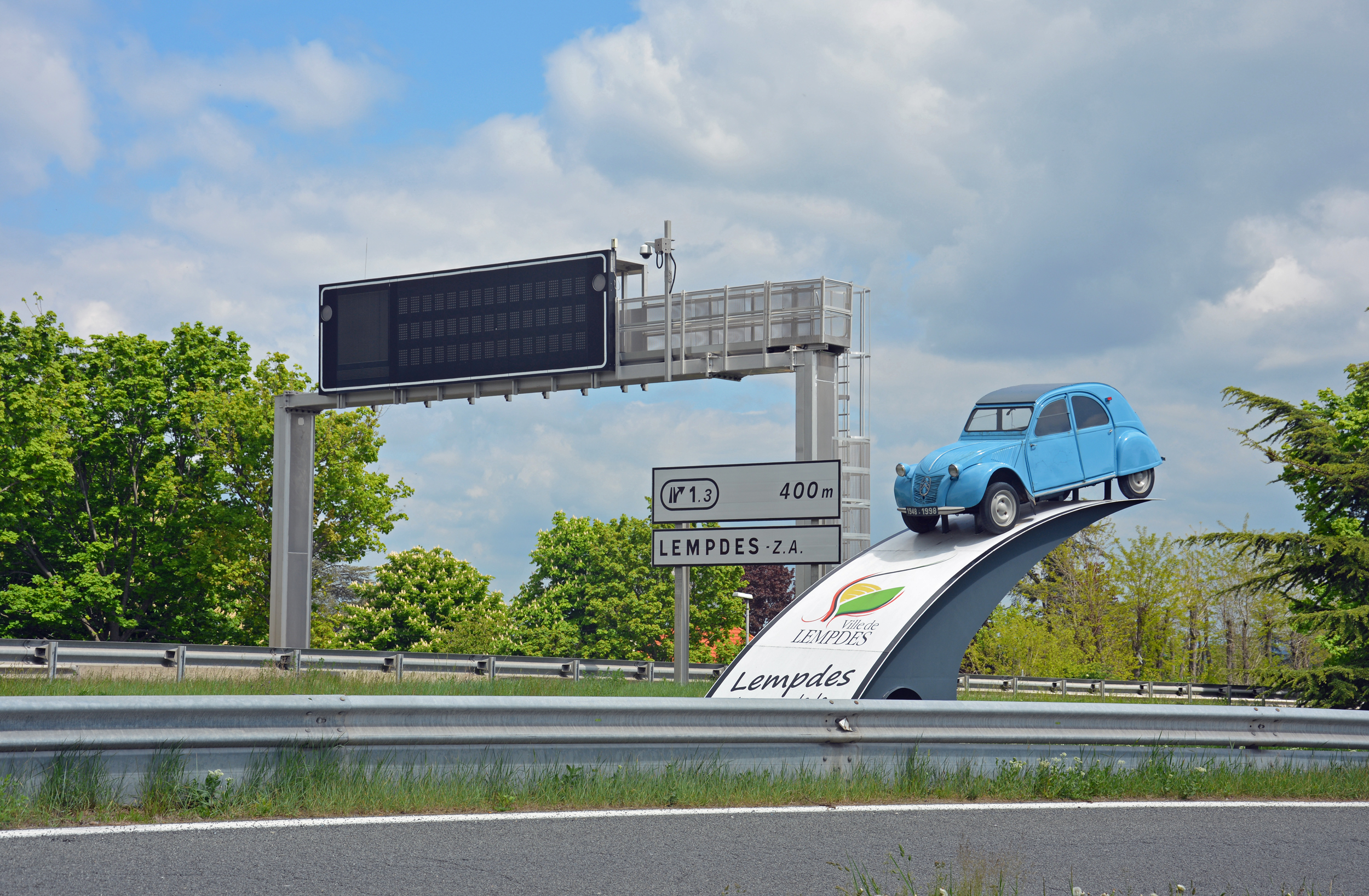 Here's Why There's a Citroen 2CV Roadside Attraction in Central