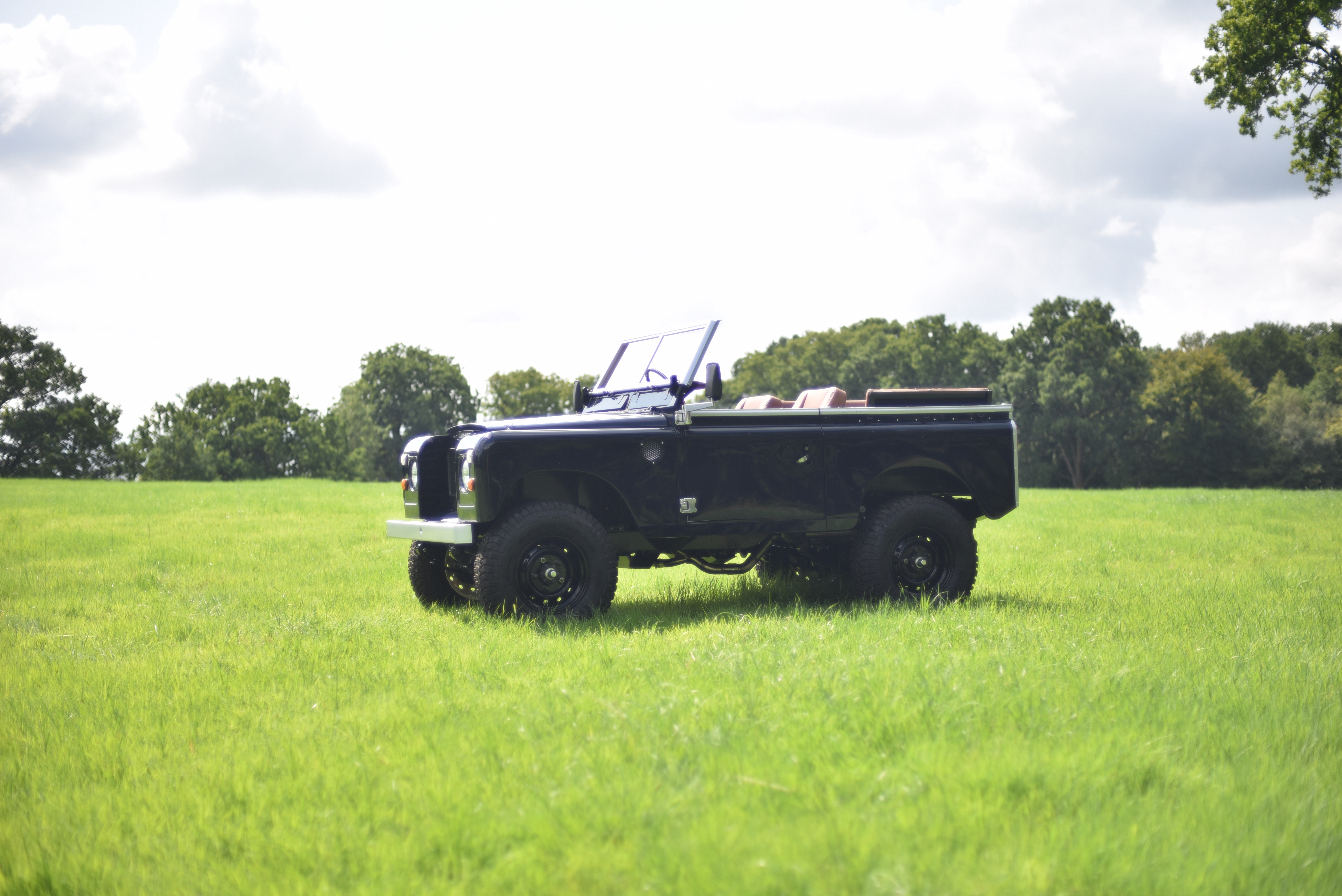 A Former Apple Exec Added a Ton of Tech to this Series 3 Land Rover ...