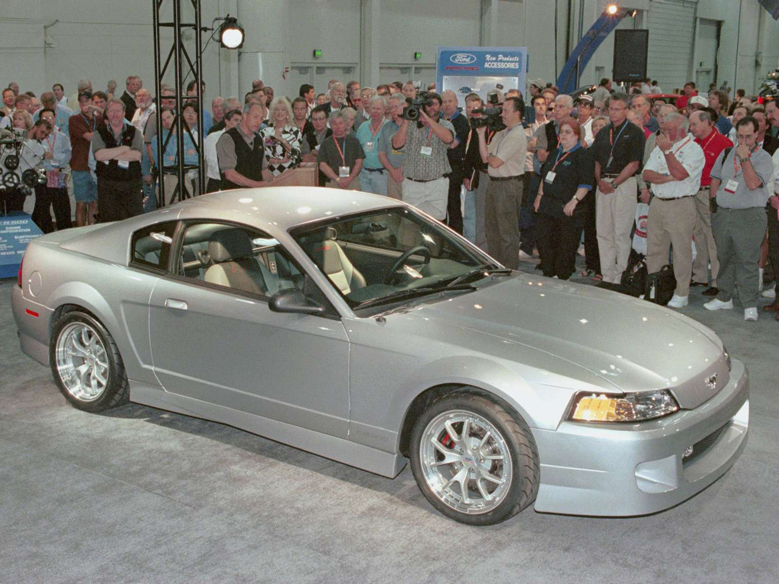 Ford-Mustang_FR500-2000-silver
