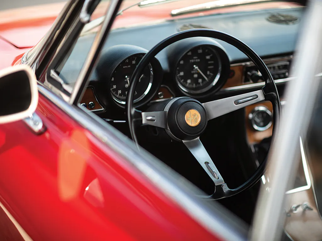 Alfa Romeo GTV interior steering wheel