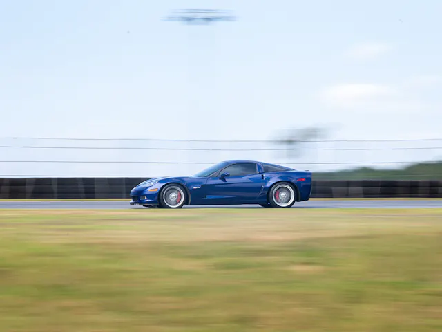Chevrolet Corvette Z06 dynamic pan side