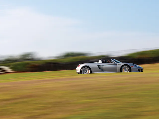 Porsche Carrera GT dynamic side pan wide