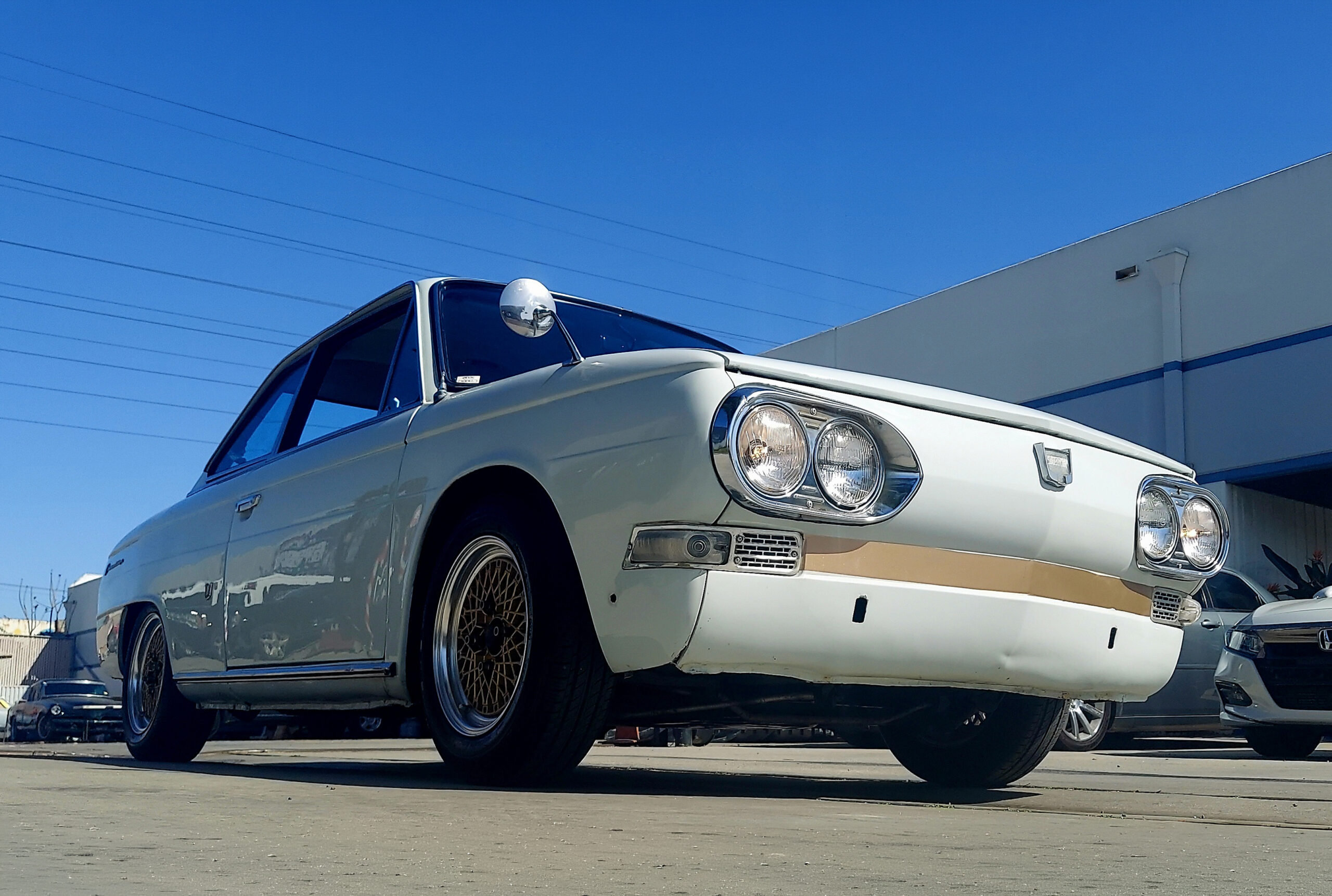 EBBRO HINO CONTESSA 1300 Coupe 1964 ホワイト Cosplay Early Japanese Racing Glory with This Hino Contessa 1300S